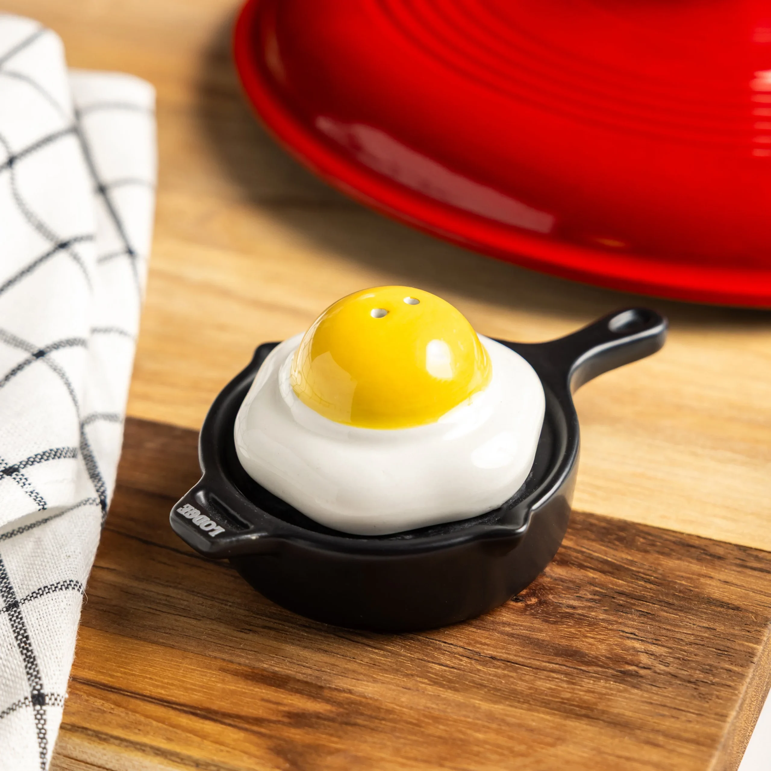 Lodge Skillet and Egg Salt and Pepper Shaker - Image 3